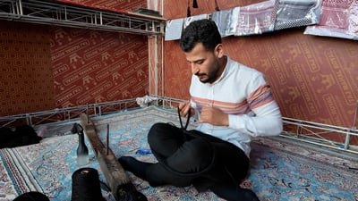 الكوفة تستعرض حرفها القديمة أمام الزوار.. هكذا نصنع “العقال والبستوكة والحِب”