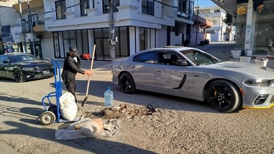 مامۆستایەک بە خۆبەخشی شەقام و شۆستەکانی رانیە چاک دەکات