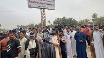 “لن نتحرك قبل إعادة المحطة المتنقلة”.. سكان الهندية يحاصرون دائرة الكهرباء (صور)