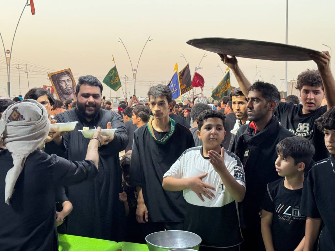 صور: الآلاف يحيون “يوم الدفن” بمسيرة نحو مسجد خطوة الإمام علي في الزبير 