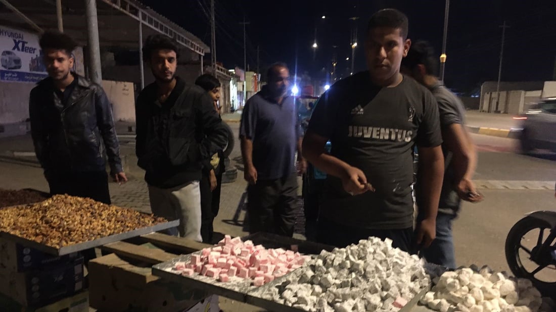 بائع متجول من السليمانية يصل الى أبو الخصيب.. ويقطع 1000 كم لبيع الكرزات (صور)