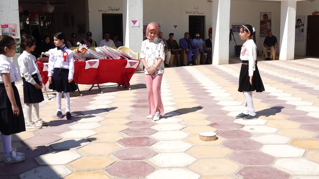 بنات شط العرب تتعلم درب السلامة بين الألغام.. محاكاة في ساحة المدرسة