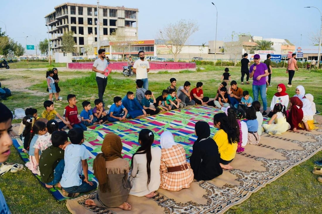 صور: أيتام بعقوبة نظفوا المنتزه وزرعوا الشتلات وشاركوا في إفطار جماعي