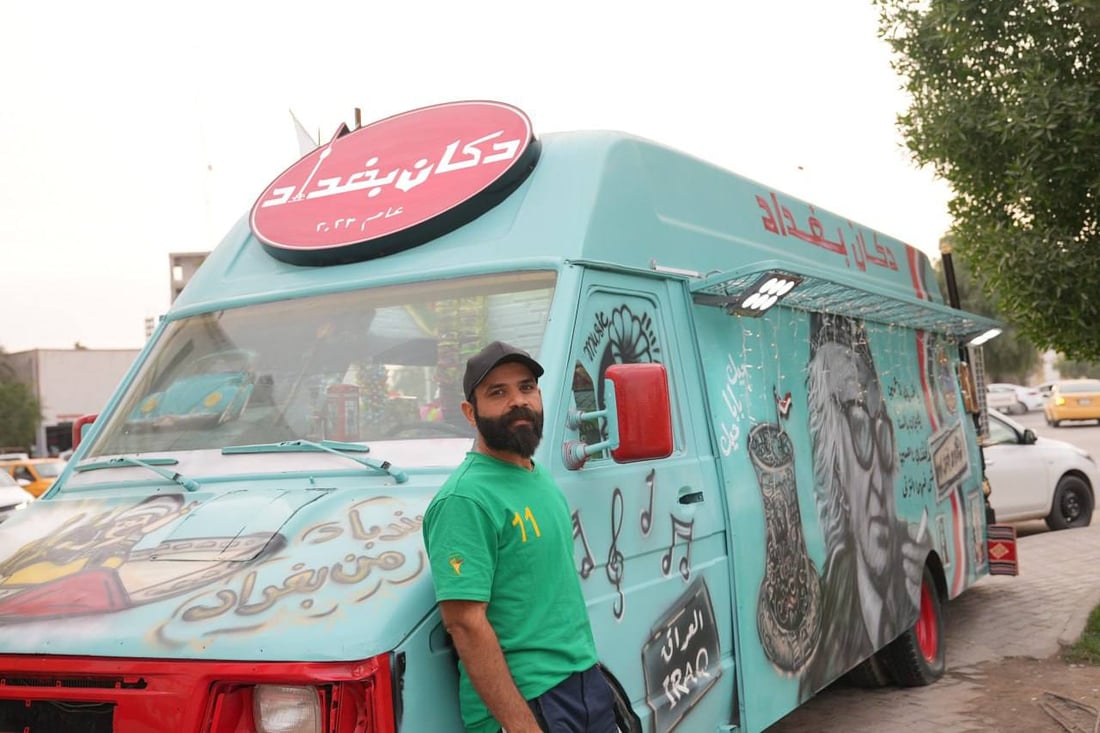 صور: بصراوي يعشق بغداد.. غيّر اسمه من أجلها وافتتح هذا الكشك المتنقل الرائع!