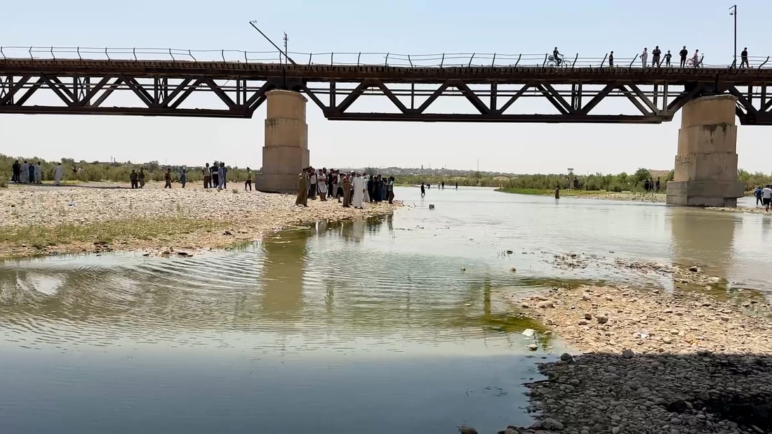 ملابسه عند الضفة.. فرق جلولاء تفتش النهر بحثاً عن شاب فقد بظروف غامضة (فيديو)