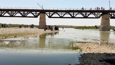 ملابسه عند الضفة.. فرق جلولاء تفتش النهر بحثاً عن شاب فقد بظروف غامضة (فيديو)