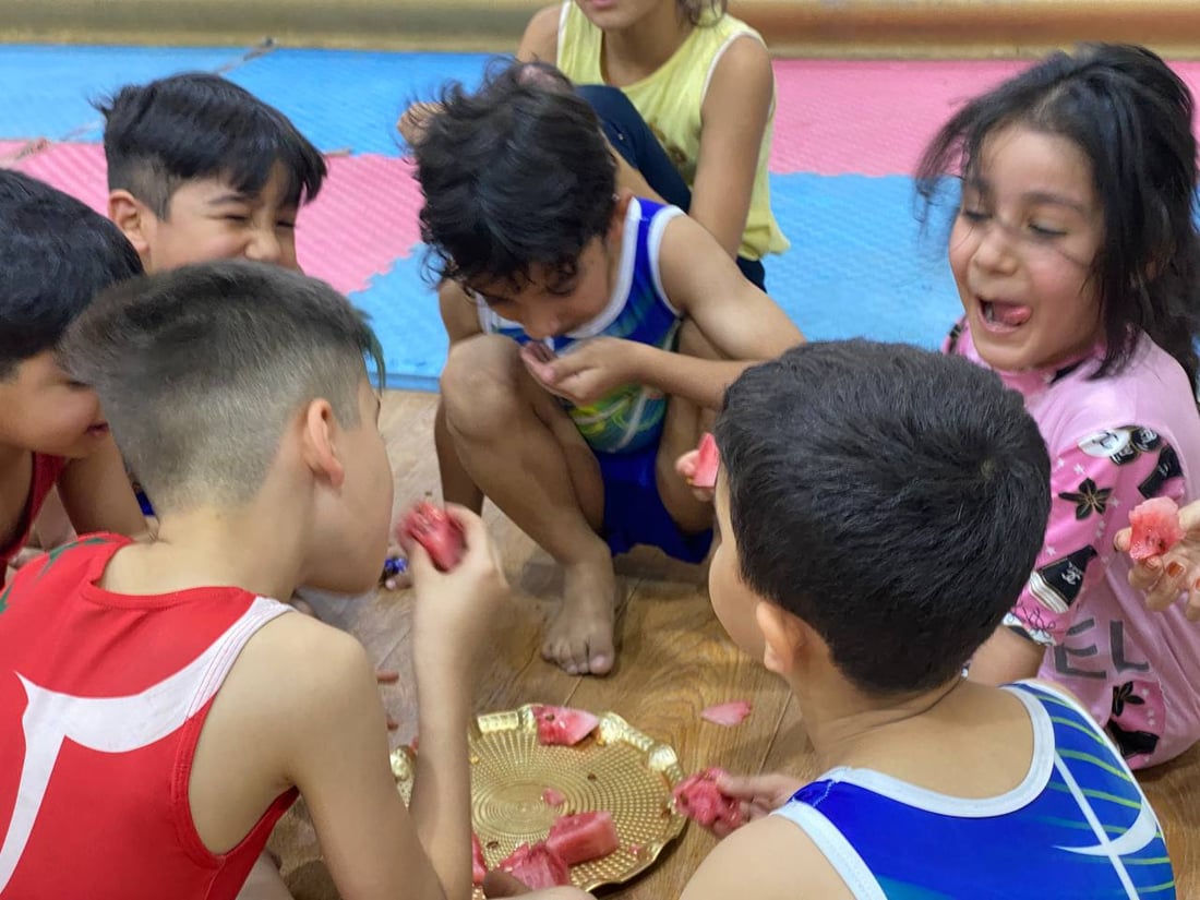 كابتن نوار يدرب أطفال البصرة لذهبية آسيا.. مرح وقساوة في قاعة الجمباز (فيديو)