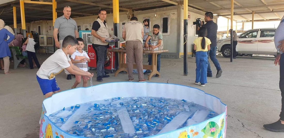 دهوك تستقبل سائحي العيد بالورد والحلوى.. وإجراءات الدخول أسهل (صور)