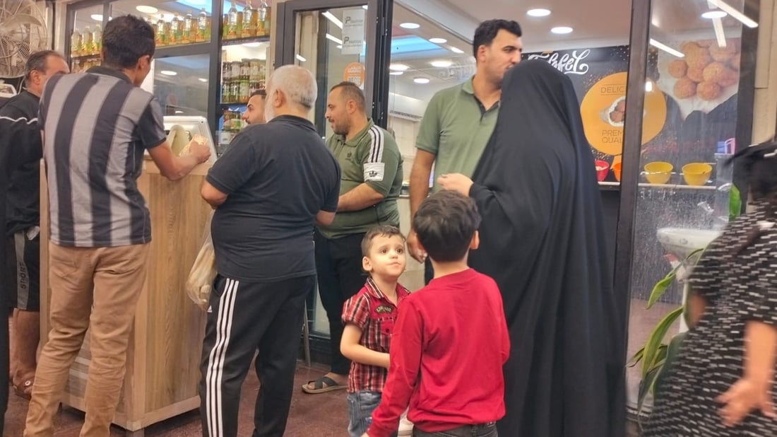 ليالي شارع المسبح أحلى ما في بغداد الجديدة.. تجارة وشاي وعشاء فاخر (صور)