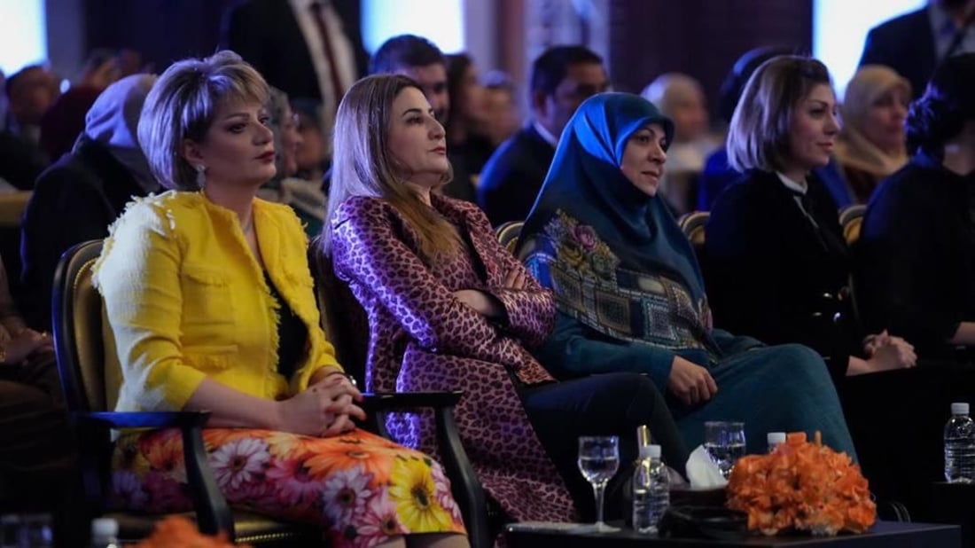 الحلبوسي يتوسط نوار عاصم وطيف سامي في مؤتمر لمناهضة العنف على أساس النوع