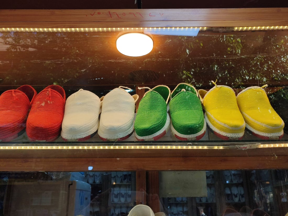 “الأحمر والأسود” مفضل للنساء.. “الكيوة والكلاش” تتجاوز رجال السليمانية (صور)