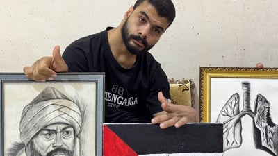 فنان يجذب عراقيات إنستا جالساً فوق كرسي الإعاقة ويرسم لوحات “حب مستحيل”