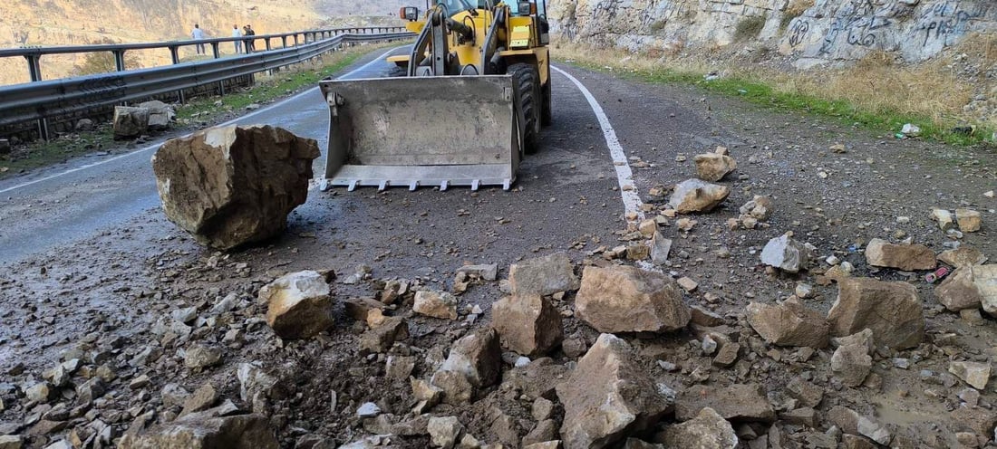 بەشێک لە شاخی سەر رێگای بێخاڵ داڕما