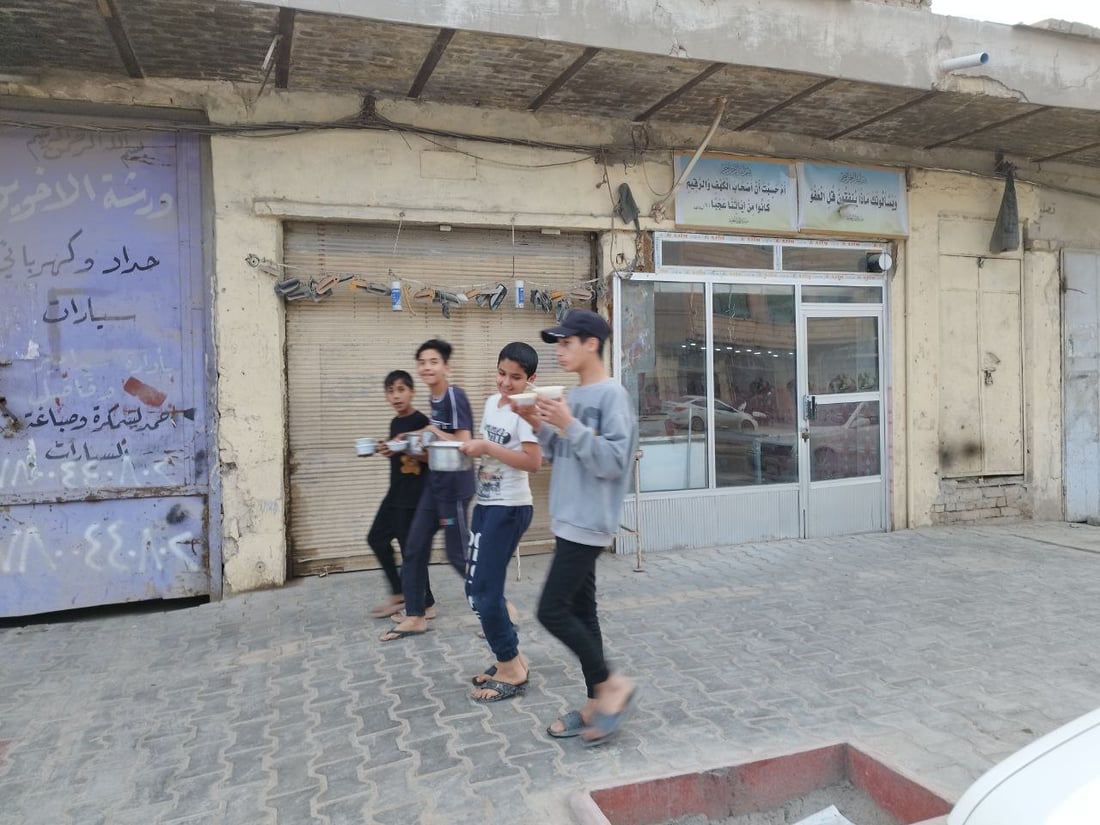 سيدات “الشاوي” في الحلة لا يطبخن شوربة رمضان.. موكب بن طاووس تكفّل بالأمر (صور)