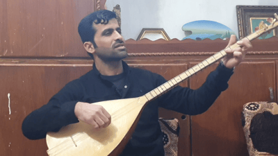 يعزف ويغني ويضمد الجروح.. سعدون يجدد أغاني تركمان تلعفر ويحتاج الدعم (فيديو)