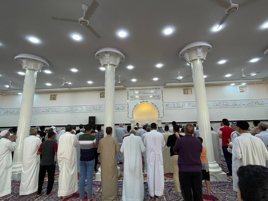 أول صلاة عيد بعد ترميم مسجد القرنة.. الإمام دعا إلى “التمسك بالمرجعية” (صور)