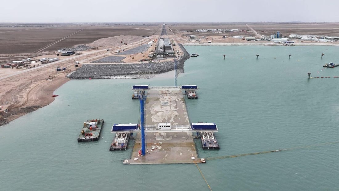 صور: تنزيل أول قطعة من النفق المغمور تحت خور الزبير