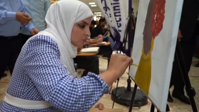 مدرّس الفنون في الحويجة لا يتمالك نفسه من الفرحة.. عادت الحياة وعادوا يرسمون (فيديو)