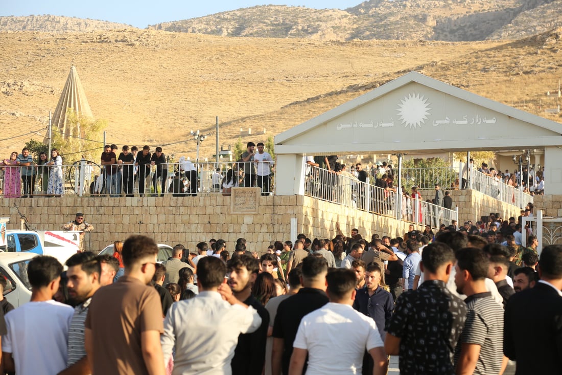 صور: تبديل قماش قبة مزار شرف الدين.. حشود الإيزيديين في اليوم الأول من الطواف