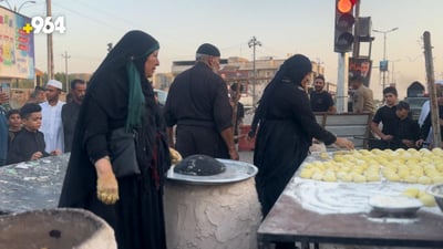 فيديو: عجائز مباركات في شارع الزعيم يصنعن خبز العباس لمواكب الحسين في الديوانية