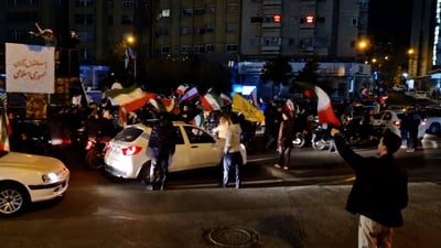 “هيهات منا الذلة”.. مسيرة طلابية بالدراجات النارية وسط طهران