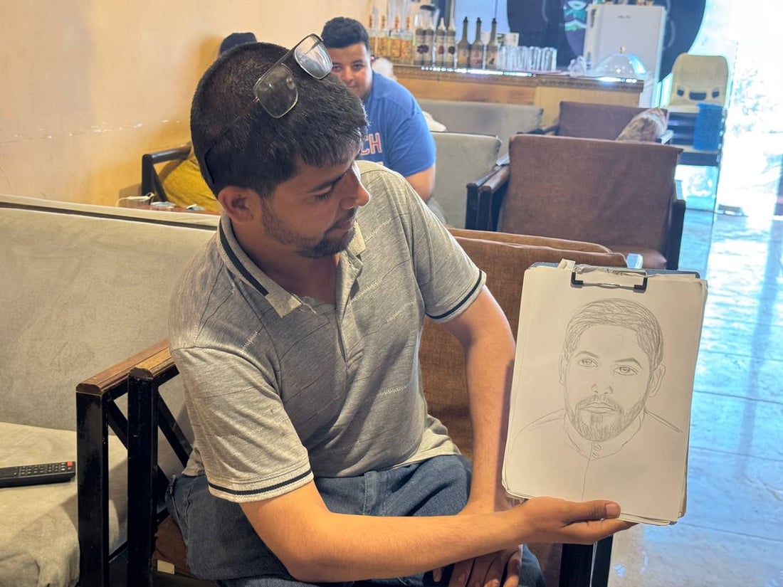 بصراوي يجوب المقاهي بحثاً عن وجوه يرسمها.. حسين يحب فائق حسن ويحلم برابعة العدوية