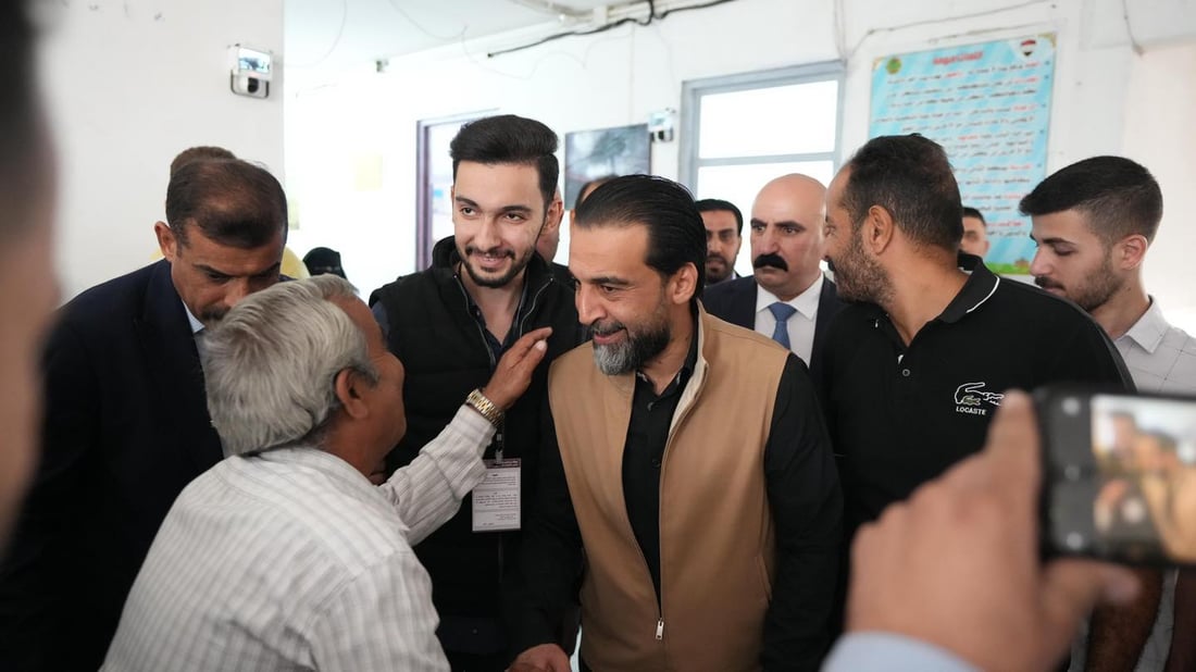 صور: الحلبوسي يصطحب زوجته إلى مركز الاقتراع للمشاركة بالانتخابات