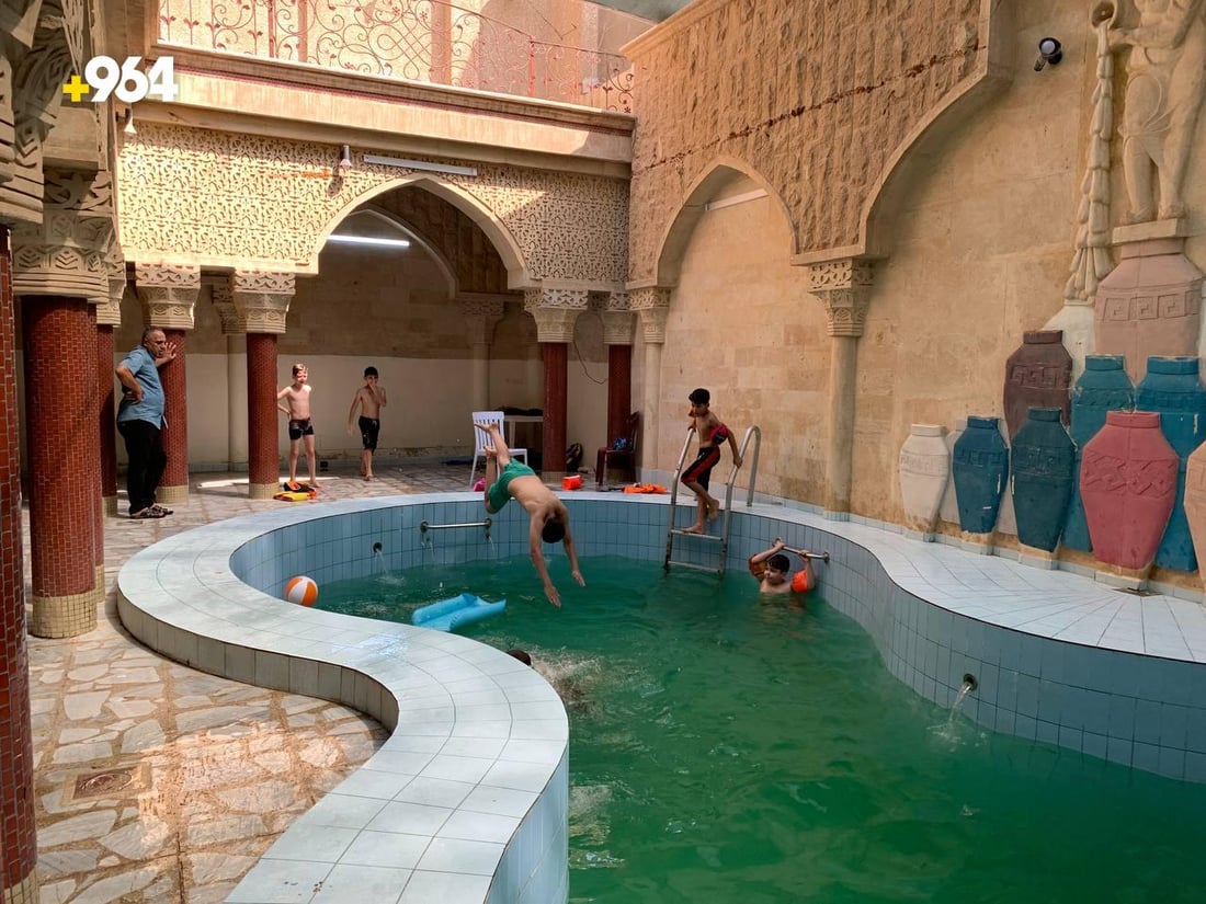 صور: أطفال الأعظمية لا يلعبون في الشوارع.. سباحة ودروس تقوية في “بيت المواهب”