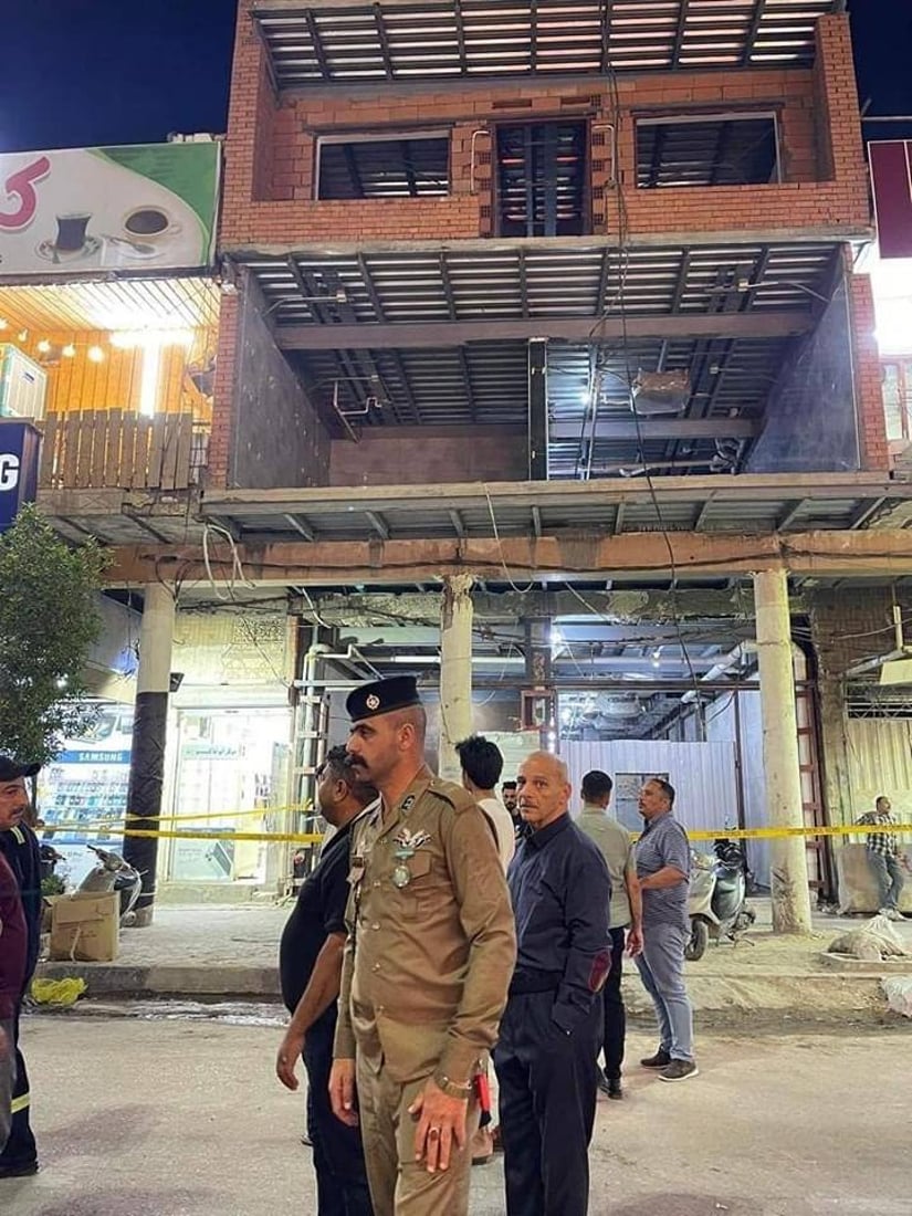 صور: الدفاع المدني يبعد الناس عن بناية مهددة بالسقوط في شارع العباس وسط كربلاء