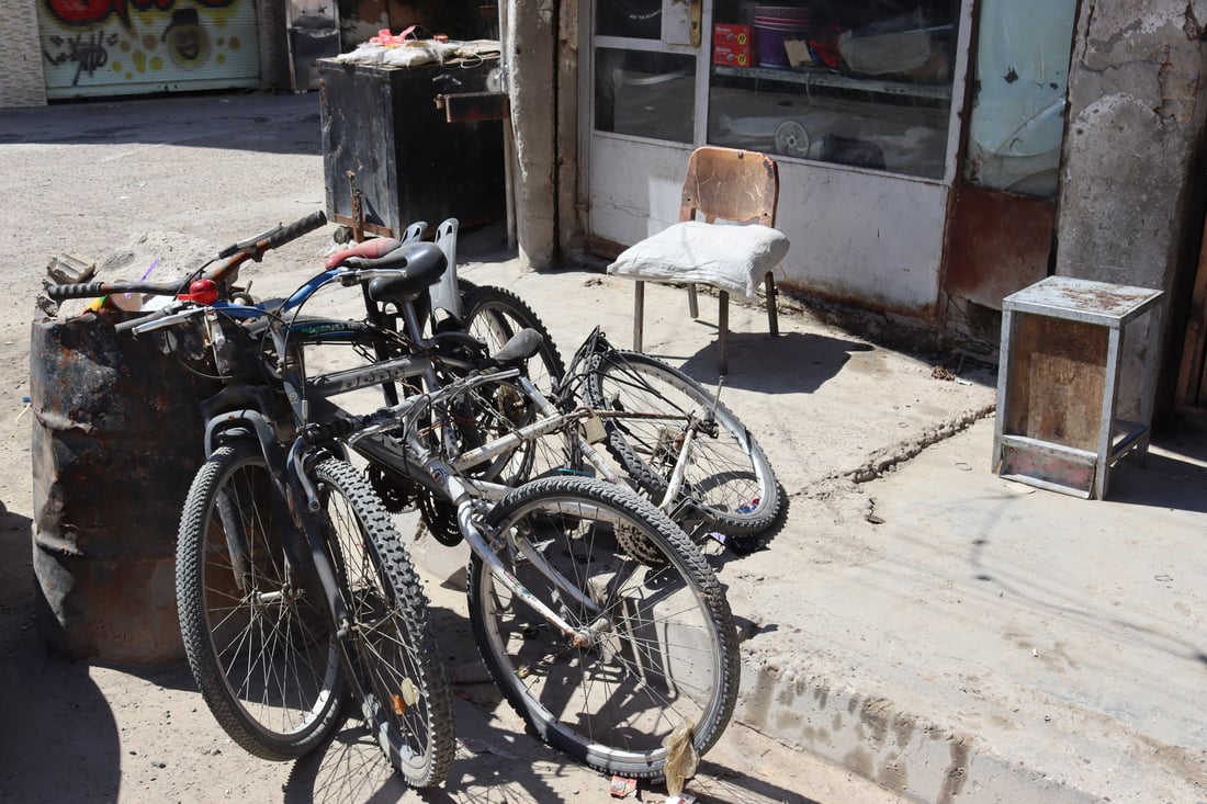 بغداد: العم “جاسم” يلهم الشبان أسرار تصليح “البايسكلات” وينعى نفسه (فيديو)