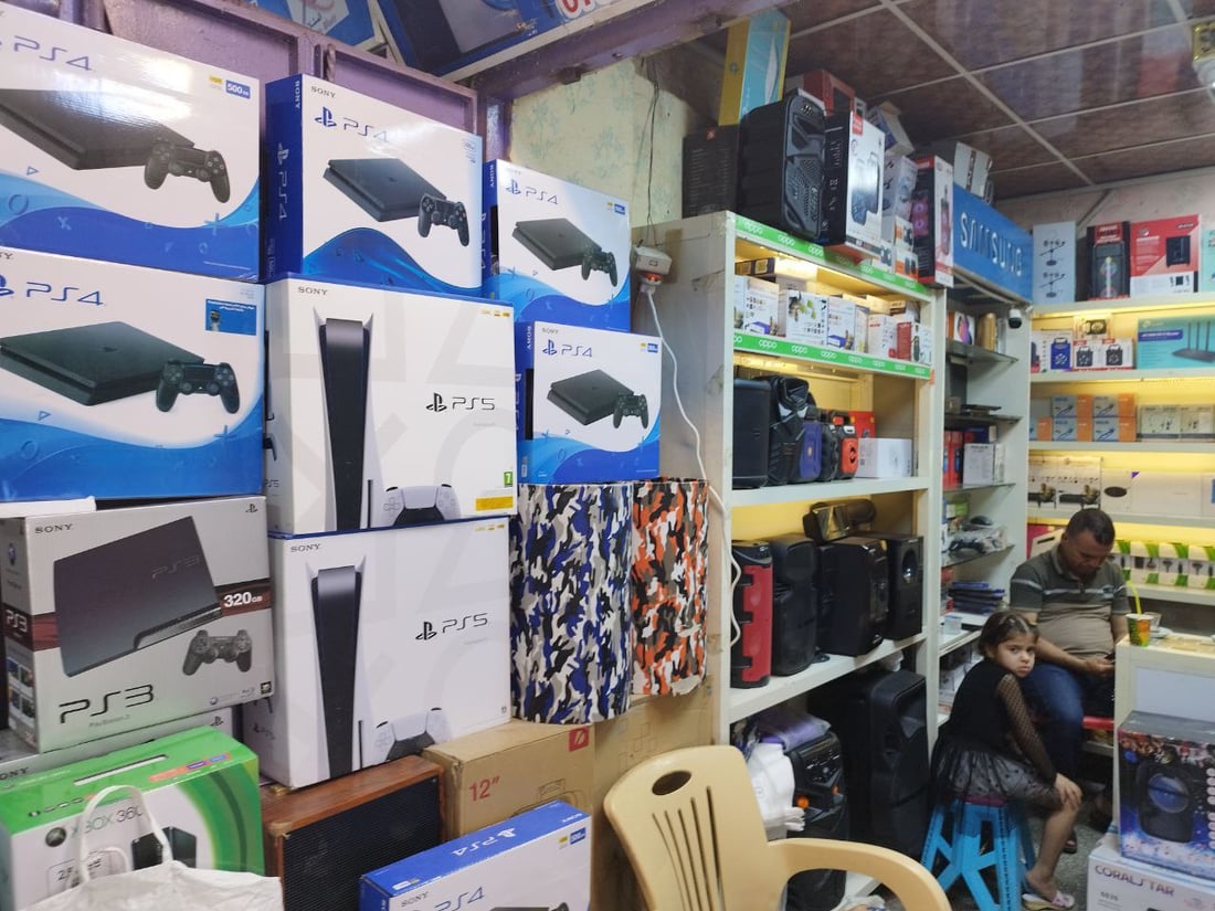 صور: ارتفاع مبيعات “PlayStation” في الحلة.. موسم الألعاب بدأ ولا حيلة للآباء
