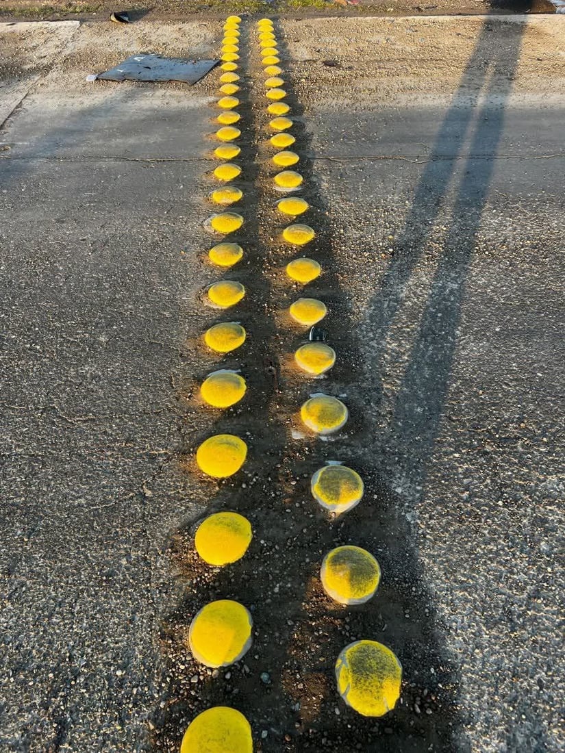 ژمارەیەک گەنجی خۆبەخش تاسەو رووناکی فسفۆریان لەسەر رێگای کەرکوک بۆ بەغدا دانا