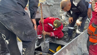 طلع الصباح ولم تنم كربلاء.. السيارة الصفراء مازالت تحت الجسر المنهار (صور)