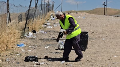 بەو تەمەنەوە چەند کاتژمێرێکە شوێنی گەشتیاران لە شاخی گۆیژە پاکدەکاتەوە