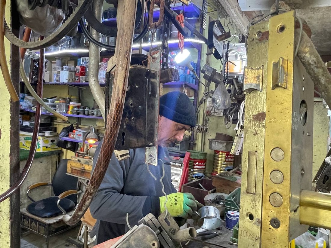 آخر مُصلحي الأقفال في مدينة الصدر: نجمع أكثر من مهنة لنواجه “الصيني”