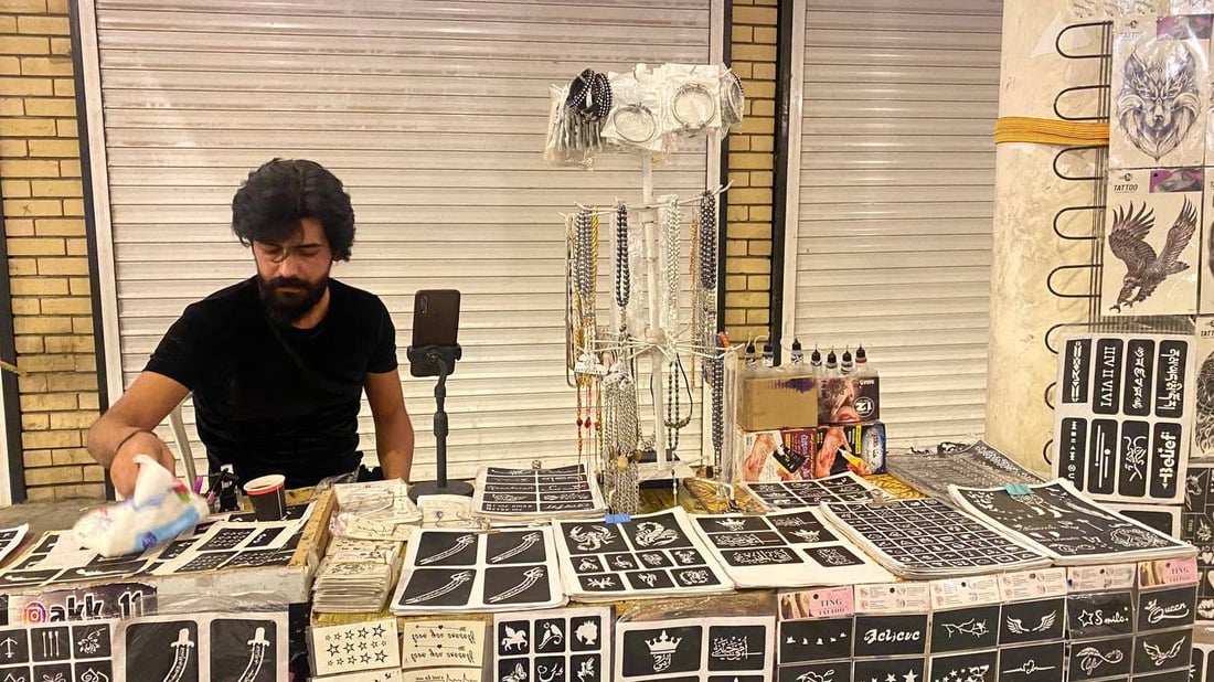 صور: ليل المتنبي لا يقل جمالاً عن نهاره.. باعة إندومي ودولمة وجبس نيتروجين!