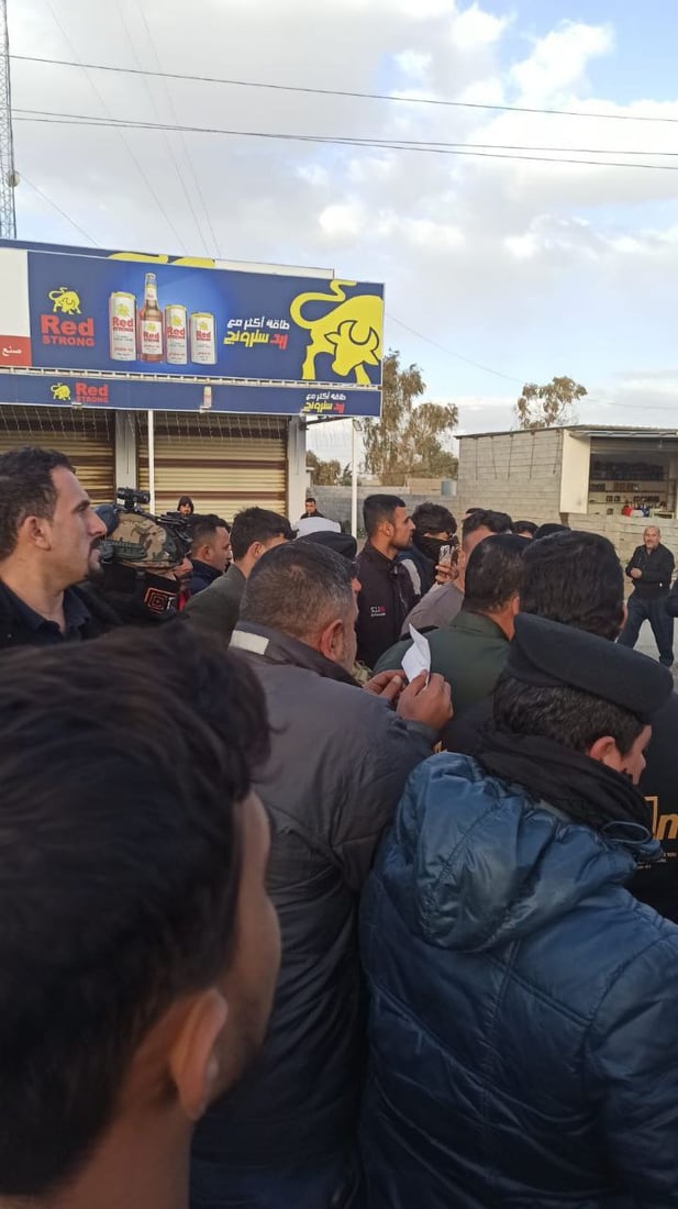 صور: أصحاب “التريلات” يغلقون الطريق بين كركوك وأربيل بالإطارات المحترقة