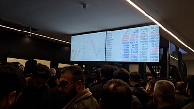 لا تبيعوا.. حشود السليمانية تراقب انهيارات الذهب والفضة والخبير يحذر