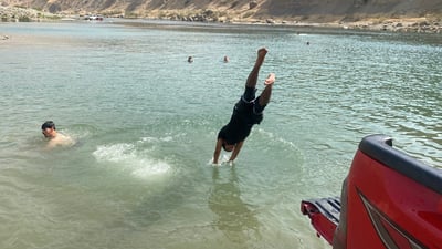 لە نەبوونى مەلەوانگە؛ گەنجانى قەڵادزێ بۆ مەلەکردن دەچنە سەر زێى بچوک