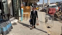 حسوني الأنيق يلفت الأنظار في شوارع الكوفة.. يبيع الشاي ...