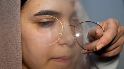 بەڕێوەبەر و مامۆستایەک لە قوتابیەک دەدەن و فڕێی دەدەنە دەرەوە