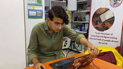 Young Maysan innovator developing eye-tracking technology
