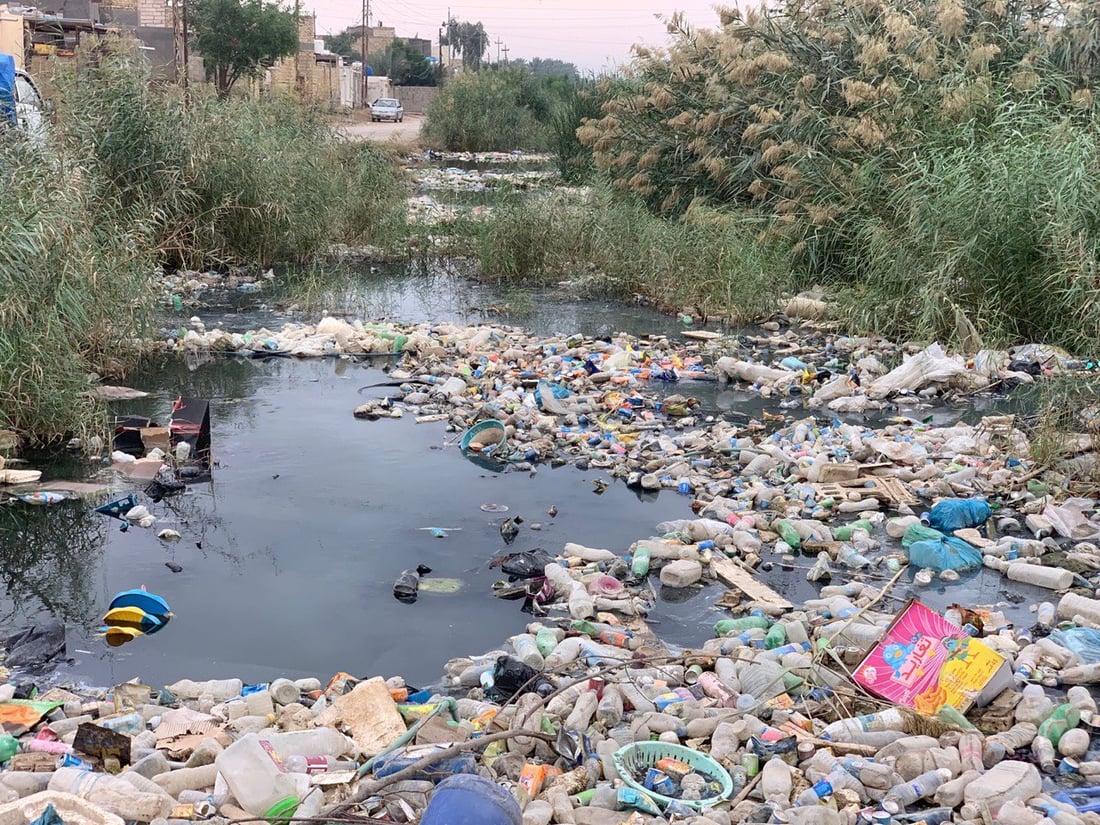 ناشط بابلي ينشر صوراً صادمة لنهر القاسم وهو “يغرق” في النفايات