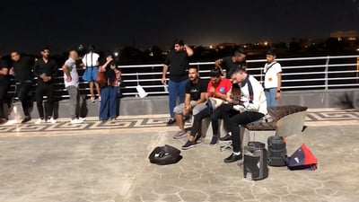 فيديو من ليالي أبو نؤاس: 3 عازفين هواة يجذبون البغداديين إلى أغاني الهواء الطلق