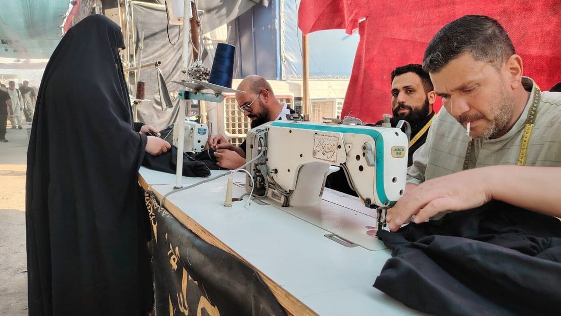 خياطو المشخاب نشروا مكائنهم على طريق المشاية.. خدمة مجانية لإصلاح الحقائب والملابس