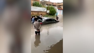 “المي للركبة” والسيارات غرقت في أمطار الموصل