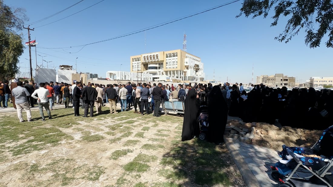 تظاهرة حاشدة للمتعاقدين على قانون الأمن الغذائي في النجف.. حُرمنا من التعيين (صور)