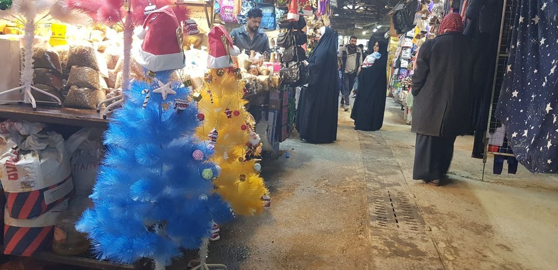صور: “بابا نويل” ينعش أسواق سدة الهندية في بابل.. إقبال على الهدايا والأشجار