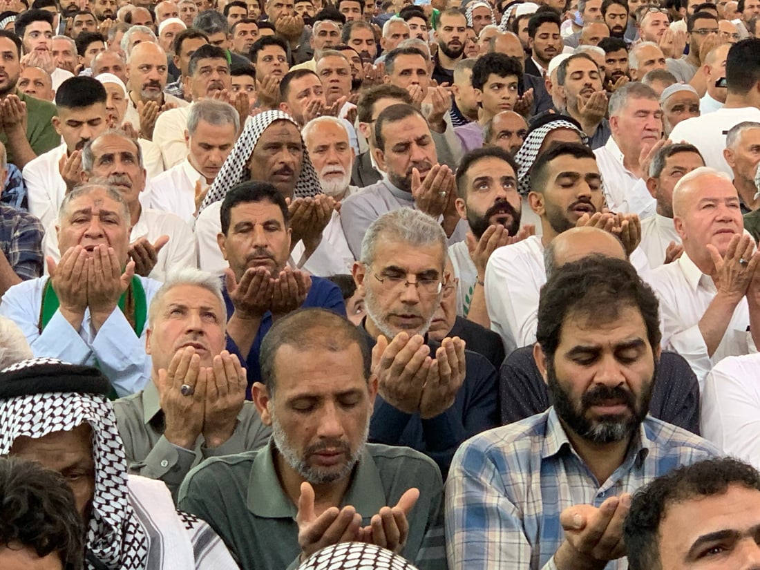 صور من صلاة العيد في كربلاء.. الأمطار منعت إقامتها بين العتبتين (صور)