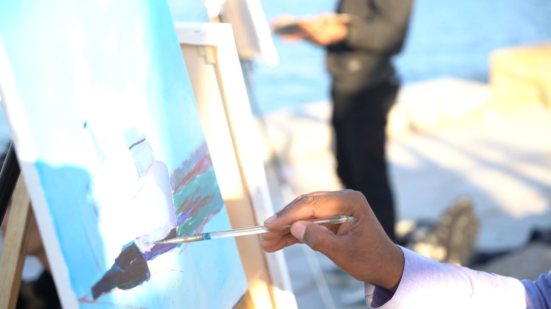 البصرة: رسامون ورسامات يوثقون رسوّ لوغوس هوب في العراق بلوحات وتخطيطات فنية (صور)